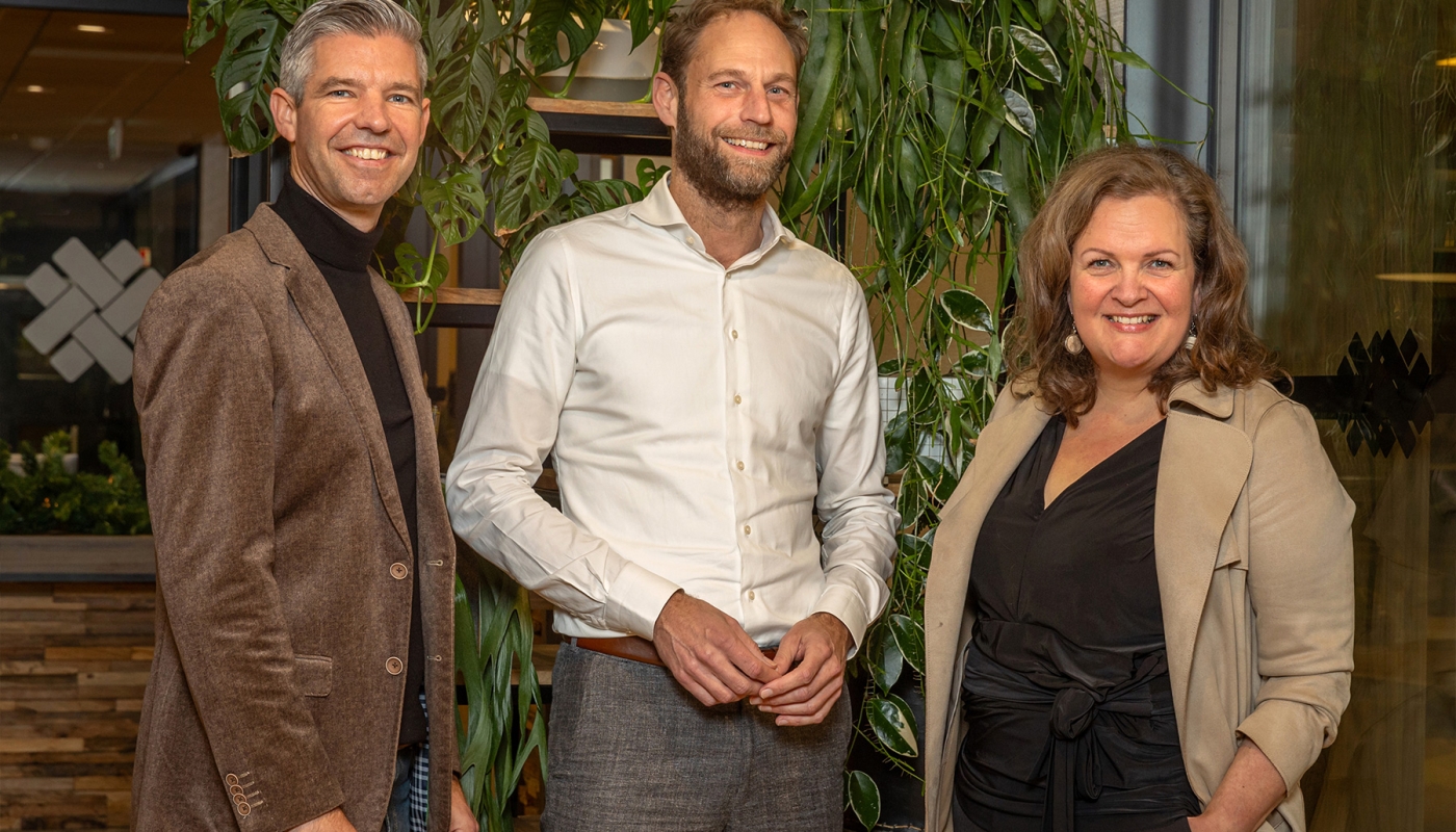 Robert van der Doelen, directeur Barli, Michel van Baarsen, directeur-bestuurder WSN en Esther Heutink-Wenderich, wethouder wonen van de gemeente Nijkerk. 