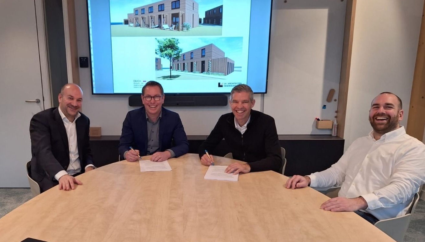 Michael van Zanten en Remco Boer namens Rabo SmartBuilds (links) en Robert van der Doelen en Jeroen Prinsen van Barli ondertekenen de overeenkomst. 