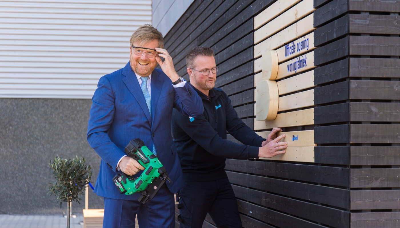 Koning Willem-Alexander opent de nieuwe woningfabriek van Barli door de laatste plank te bevestigen