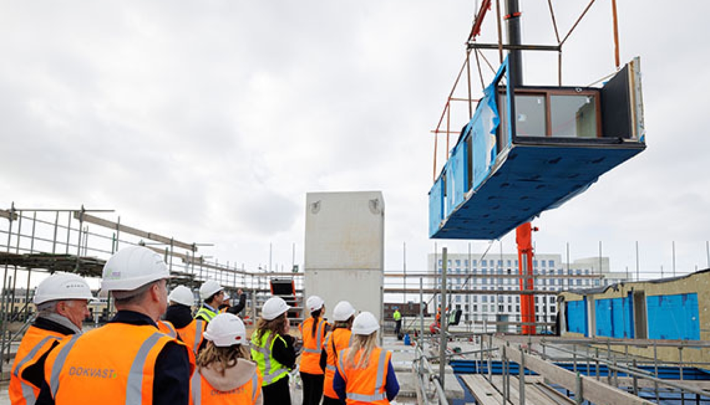 Inhijsen van een woonmodule bij het circulaire project Juf Nienke op IJburg.