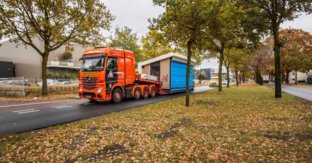 Een korte rit van de woningfabriek in Uden naar nieuwe thuis